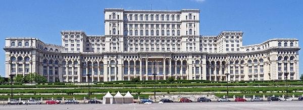18. Romanya Parlementosu dünyadaki en büyük idari binalardan biridir.