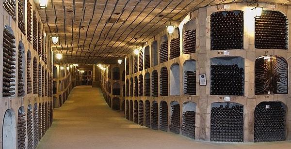 20. Guinness'e göre dünyanın en büyük şarap koleksiyonu Moldova'da bulunur. İçinde 1 milyondan fazla şişe vardır.