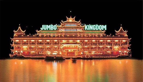 22. Dünyanın en büyük yüzen restoranı Hong Kong'dadır.