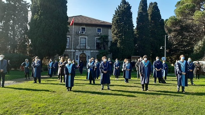 Akademisyenlerin Boğaziçi Rektörlük Devir Teslim Töreni Protestosu: Cübbeleriyle Sırtlarını Döndüler