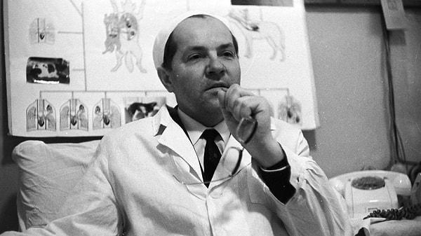 Çoğunlukla "çift başlı köpek deneyi" ile anılıp bilinmesine rağmen tıp dünyasına sayısız fayda sağlayan bilim insanı Vladimir Demikhov, Sovyetler Birliği'nde doğuyor.