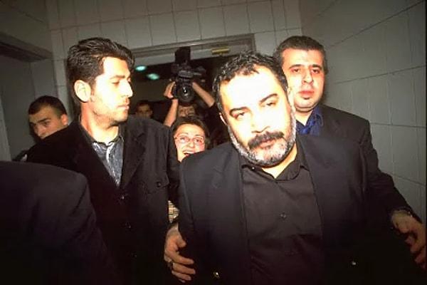 1999 yılında Ahmet Kaya'ya çatal bıçak fırlatılmadan hemen öncesinde Serdar Ortaç'ın sahneye çıkıp, zaten gerginliğin had safhada olduğu ortalığı daha da galeyana getirdiğini eminiz ki bir yerlerde görmüşsünüzdür.