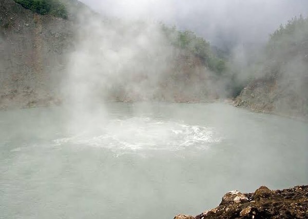 24. На Доминике находится второе по величине «кипящее озеро» в мире.