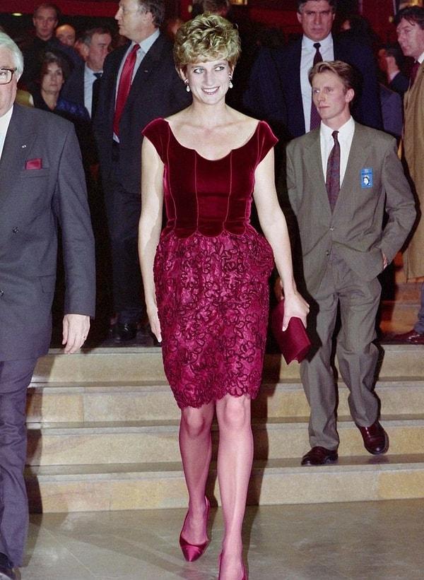 8. Tek renkli bir kıyafet ilk bakışta basit görünse bile, aslında derin bir stil duygusu gerektirir ve Diana'da tam da bu vardı.
