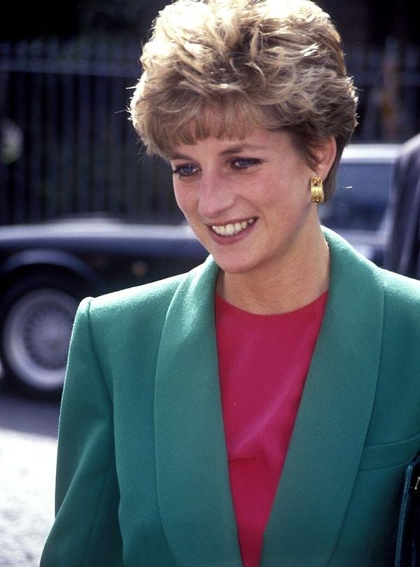 9. Diana ayrıca zıt renklere de düşkündü ve bu cesur renk kombinasyonları ona çok yakışıyordu.