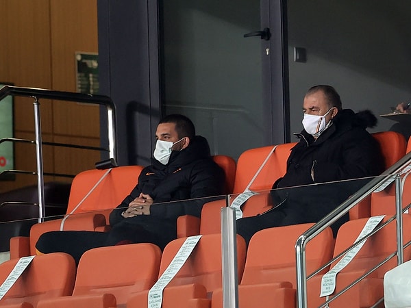 Galatasaray'da cezalı Arda Turan ve Fatih Terim, karşılaşmayı birlikte izlediler.