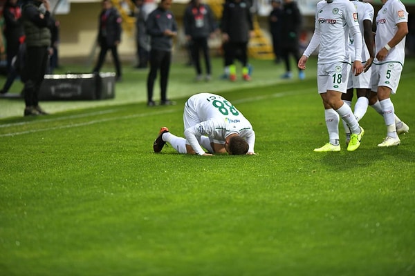 39.dakikada Daci'nin ağları bulan şutunda ofsayt bayrağı kalktı. VAR incelemesi sonrasında Konyaspor'un golü geçerli sayıldı: 1-0