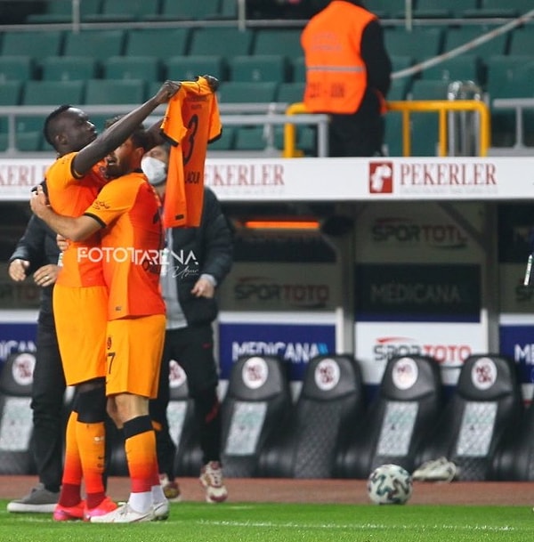Mbaye Diagne, attığı golü tedavi gören Omar Elabdellaoui'ye armağan etti.