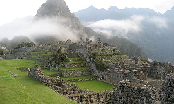9. Machu Picchu, aşağıdakilerden hangisi tarafından inşa edilen tarihi bir şehirdir?