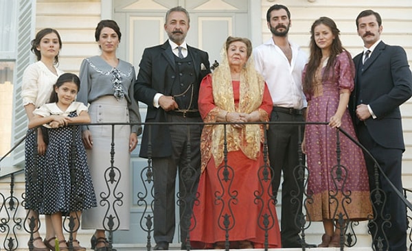Oyunculuk kariyerine başladığı ilk dizi, Mehmet Aslantuğ ve Fahriye Evcen'in başrollerinde yer aldığı “Veda” oldu.