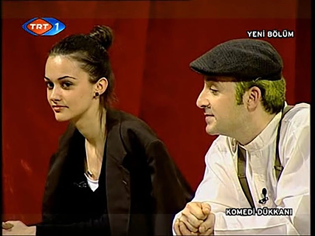 2008 yılında Tolga Çevik’in sunduğu Komedi Dükkanı programında seyirci konuk olarak sahneye çıkmasıyla tüm hayatı değişti.