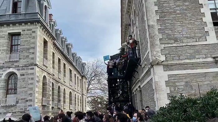 Boğaziçi Üniversitesi'nde Atanan Rektör Melih Bulu'ya Metallica'lı Protesto