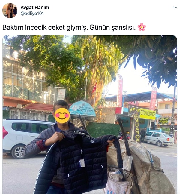 Twitter'dan bir kullanıcı da mont yardımı yaptığı bir çocuğun yüzünü gizlediği bir fotoğraf paylaştı ve üzerine de "Günün şanslısı" notunu düştü.