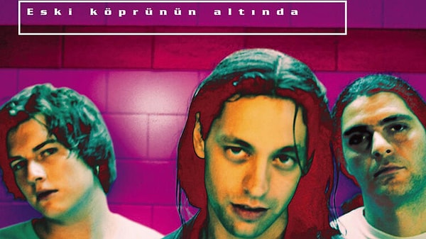 1999'da çıkan ilk albümleri 'Eski Köprünün Altında' ise oldukça önemli bir albüm olacaktı.