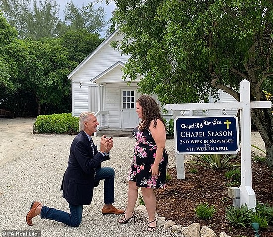 40-летняя женщина влюбилась в хозяина дома, в котором она остановилась через Airbnb, и пара обручилась несмотря на разницу в возрасте 27 лет