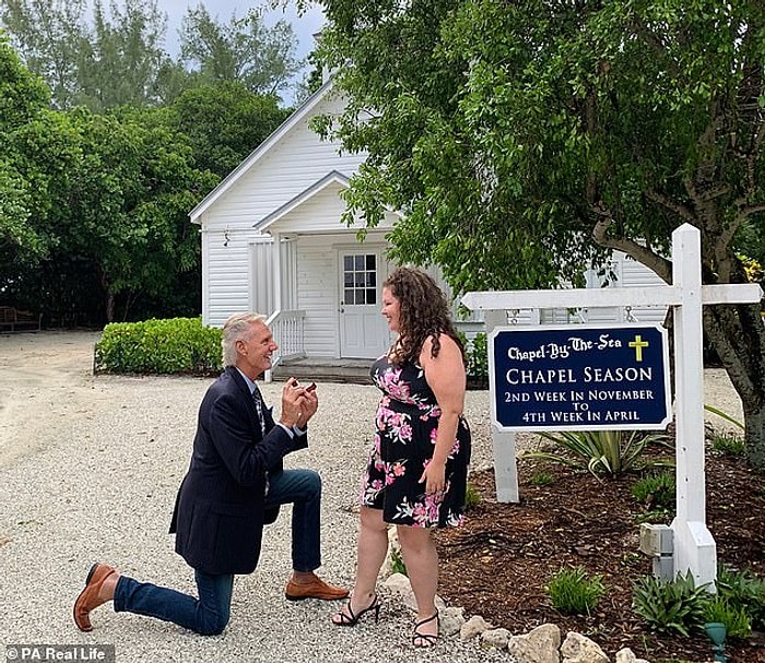 40-летняя женщина влюбилась в хозяина дома, в котором она остановилась через Airbnb, и пара обручилась несмотря на разницу в возрасте 27 лет