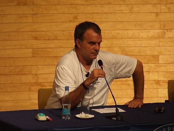 6. Marcelo Bielsa, Leeds United FC'nin menajeri olduktan sonra bir taraftarın maç bileti için 3 saat çalışması gerektiğini fark etti...