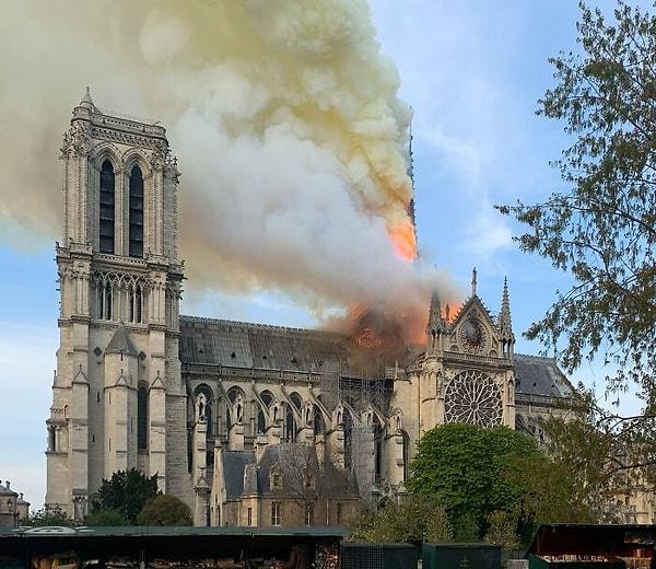 13. Notre Dame'de geçen yıl çıkan yangına müdahale eden itfaiye ekipleri, böyle bir felaket için geliştirilen protokolün ardından hangi sanat eserinin hangi sırayla kurtarılacağını biliyordu.