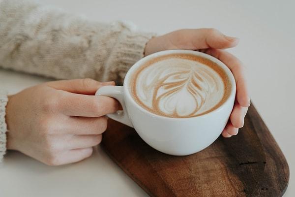 10. Kahve içmeden önce bardağınıza musluktan sıcak su doldurun ve  fincan ısınana kadar birkaç saniye bekleyin.