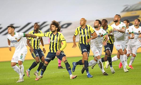 Toplam 6 sarı kartın çıktığı ilk yarı Fenerbahçe'nin 1-0 üstünlüğüyle tamamlandı.