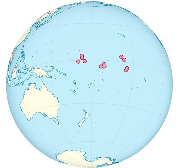 11. Кирибати — единственное государство, расположенное сразу в четырёх полушариях Земли: Северном, Южном, Западном и Восточном.