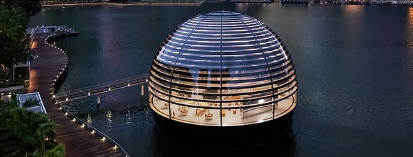 20. Первый в мире плавучий магазин Apple открылся в Сингапуре.