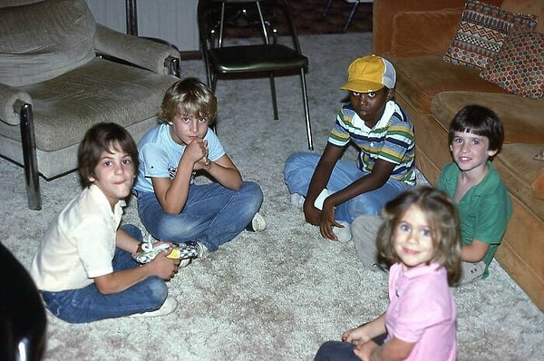 5. Мой папа и друзья выглядят как актеры из сериала "Очень странные дела" (1982)