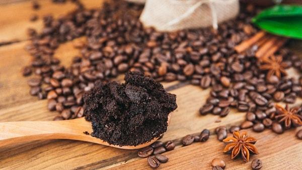 Pratik ve etkili bir çözüm: Kahve telvesi. Kahve telvesi hem biriken yağların çözünmesini sağlayacak hem de kötü koku oluşumunu önler.