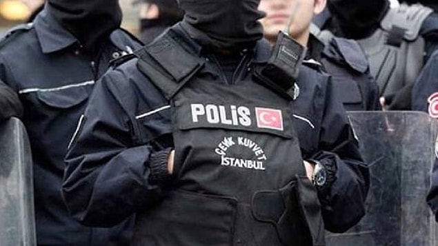 "Lan polis oldunuz da ne oldunuz senin psikolojin bozuk." ve "Tutanak tutmazsan adam değilsin."