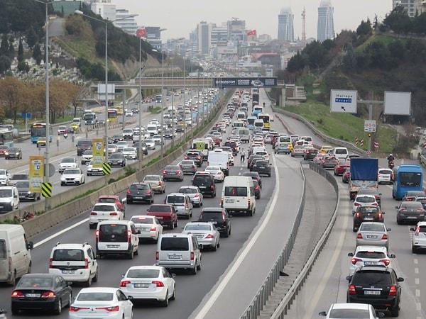 Kısıtlama öncesi İstanbul'un birçok noktasında da trafik yoğunluğu yaşanıyor.