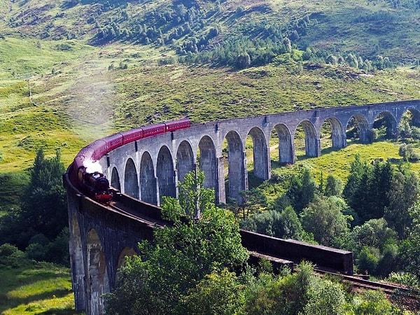 5. Harry Potter filmlerinde kullanılan Hogwarts Ekspres Treni, aslında bugün İskoçya'da çalışan bir tren hattıdır.