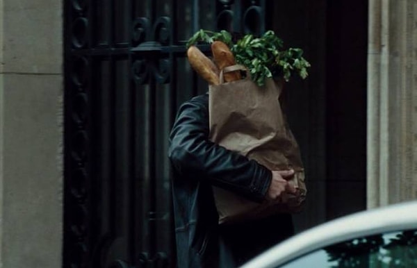 18. Люди выходят из супермаркетов с бумажными пакетами, из которых торчит французский багет