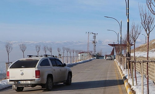 Bilim İnsanları 'Göz Yanılması', Vatandaş 'Keramet' Diyor: Erzurum'da Boş Viteste Yokuş Çıkılan Gizemli Yol...