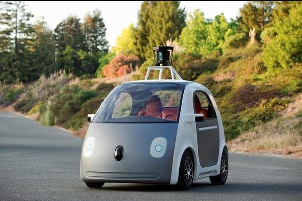 10. Google bir arama motorundan büyük bir şirkete düştüğünde şirketin sürücüsüz araç, akıllı kontak lens ve gözlükler gibi projelerini yönetmeye başlamıştır.