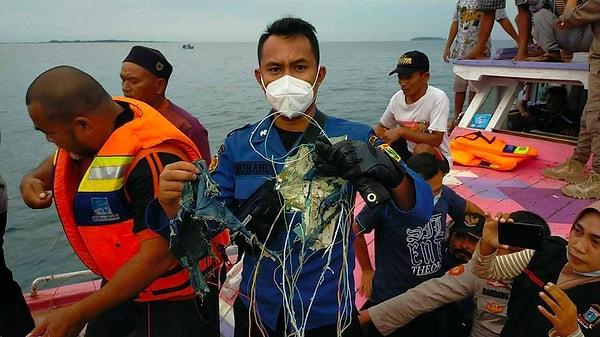 Yerel basında yer alan haberlerde bölgedeki balıkçıların uçağa ait enkaza ulaştığı anların görüntüleri yayınlandı.