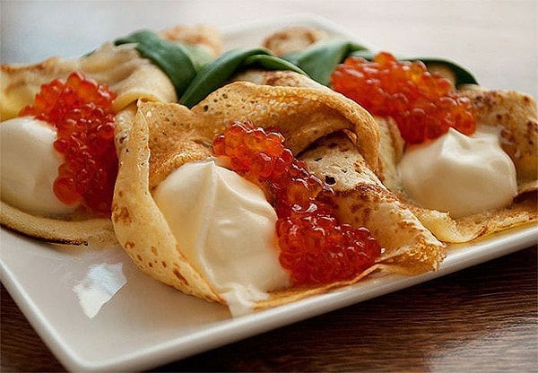2. Блины с икрой и сметаной