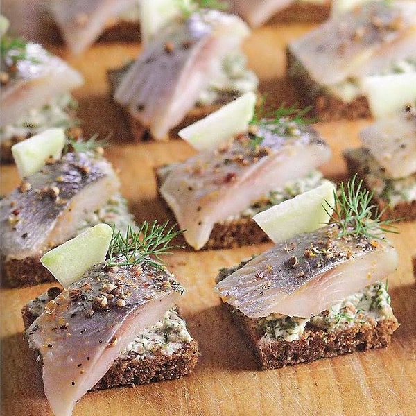 8. Бутерброд с селедкой, майонезом и маринованным огурцом