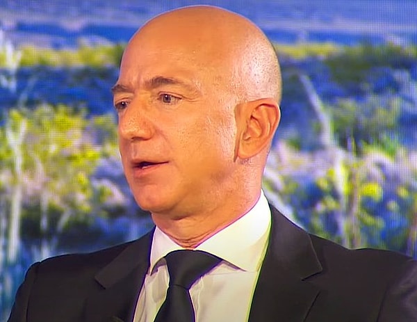 Jeff Bezos dünyanın en büyük şirketlerinden biri olan Amazon'un kurucusu ve CEO'sudur.