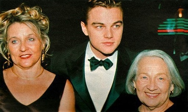 12. Леонардо ди Каприо со своей бабушкой Еленой Смирновой и мамой, на премьере "Титаника"