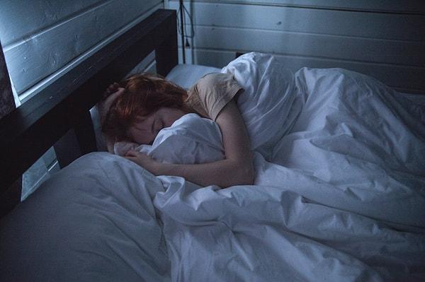 Aslında uykuda sayıklamanın ne kadar yaygın olduğunu ölçmek biraz zordur çünkü hem kendimiz hem etrafımızdakiler uyuyor olur.