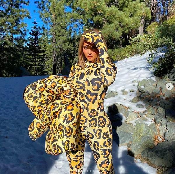 9. Kylie Jenner'ın aşırı dozda devasa leopar desenleri içeren bu tulumu karşısında nutkum tutuldu... Kylie lütfen bir süre leopardan uzak dur!