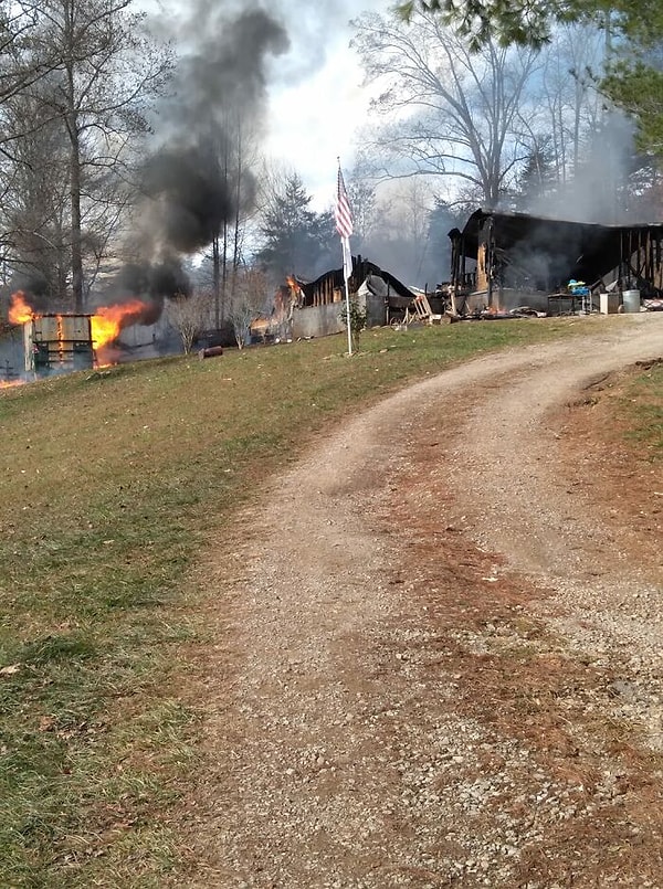 Николь Дэвидсон проснулась посреди ночи и поняла, что ее дом загорелся.