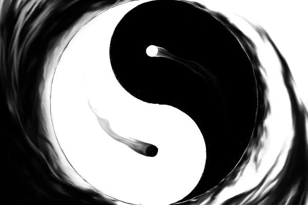 İlişkide erkek Yang, kadın ise Yin. Hem birbirinin tam tersiler hem de bir anlam ifade edebilmek için diğerine ihtiyaçları var!