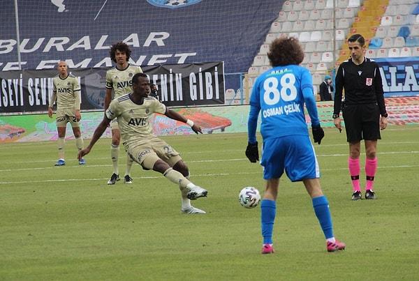 Maçın ilk yarısı 1-0 Fenerbahçe üstünlüğüyle tamamlandı.