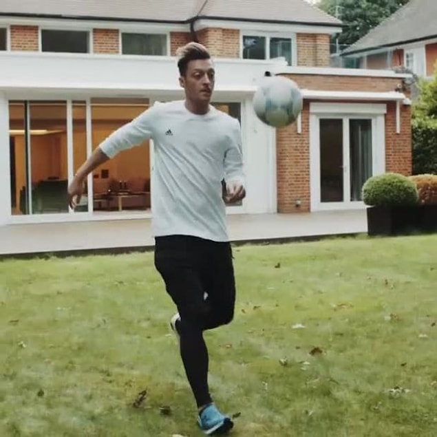 Para içinde yüzen futbolcu ayrıca pek çok hayır işi yapıyor.