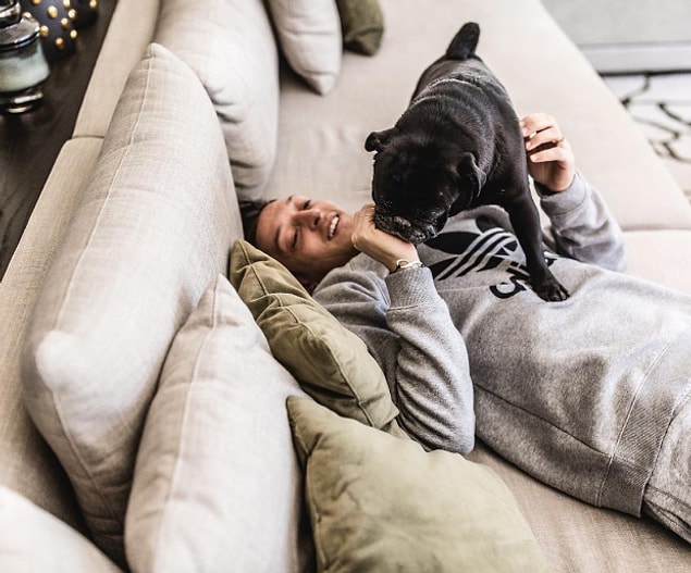 Özil, köpeği Balboa ile vakit geçirmeyi çok seviyor.