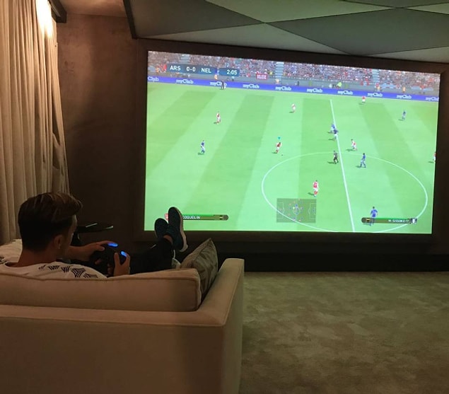 Özil'in sinema odası ayrıca oyun odası olarak da kullanılıyor.