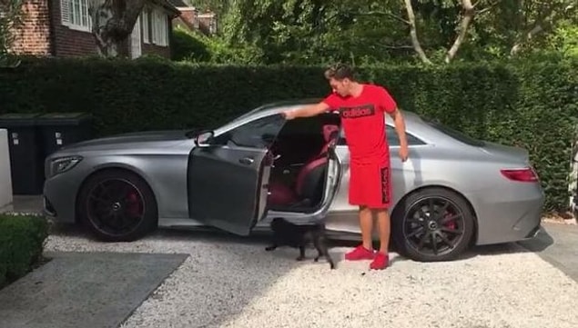 Köpeği Balboa'nın favorisi ise yaklaşık 183 bin sterlin değerindeki S65 AMG!
