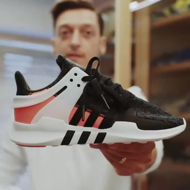 Özil'in bir diğer tutkusu da ayakkabıları ve tarzı.