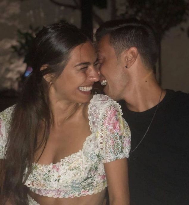 Özil, eşi Amine Gülşe ile beraber yaşıyor.